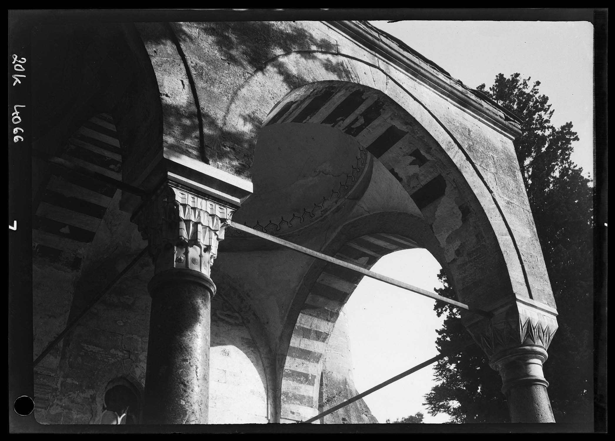 Détail des arcades du portique